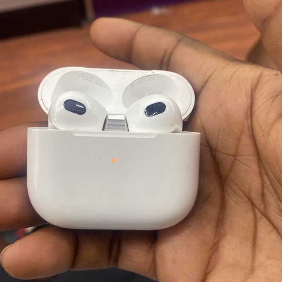 White apple air pods - Picture 4 of 4